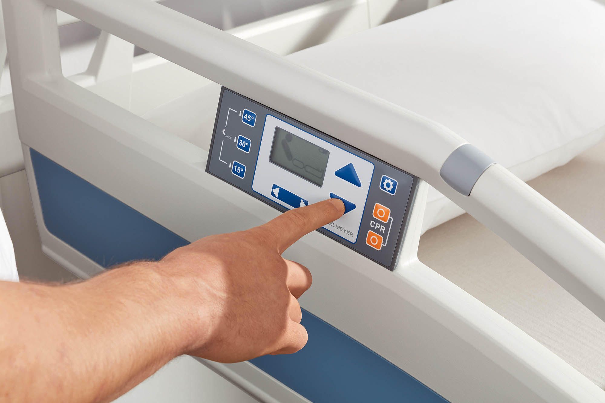 Painel de comando integrado à grade lateral Protega da cama hospitalar Stiegelmeyer Evario, com indicação de ângulos de 15°, 30° e 45° e acionamento CPR