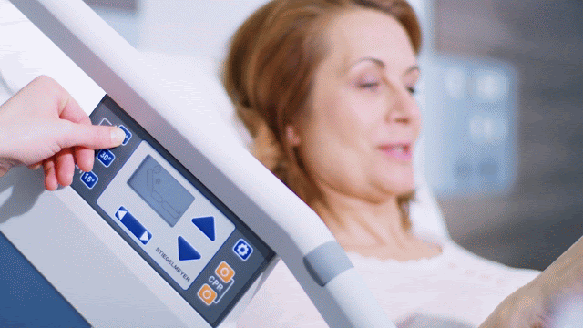 Cama hospitalar Stiegelmeyer Evario alternando entre as posições de encosto pré-programadas de 15°, 30° e 45° para posicionamento terapêutico do paciente