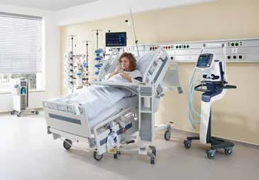 Fase 1 da mobilização precoce: paciente em leito hospitalar Stiegelmeyer monitorizado em UTI, com encosto dorsal elevado para mobilização passiva e assistida no leito